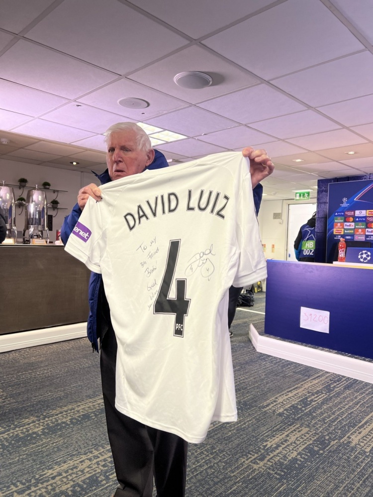 华体会-大卫·路易斯重返斯坦福桥，与切尔西球迷合影+赠送球衣给老员工