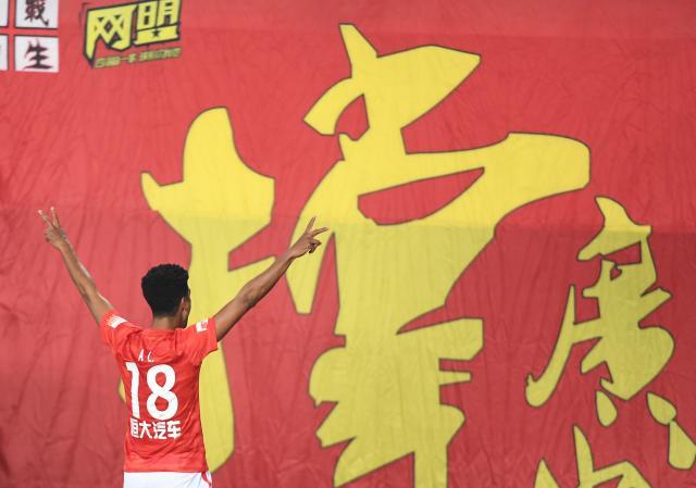 华体会网站-广州德比国足两大归化不同命 阿兰出彩艾克森挂彩