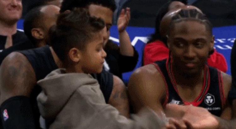 华体会网站-亲子时刻！末节乔治带儿子在替补席 乔治儿子跟马克西等队友互动